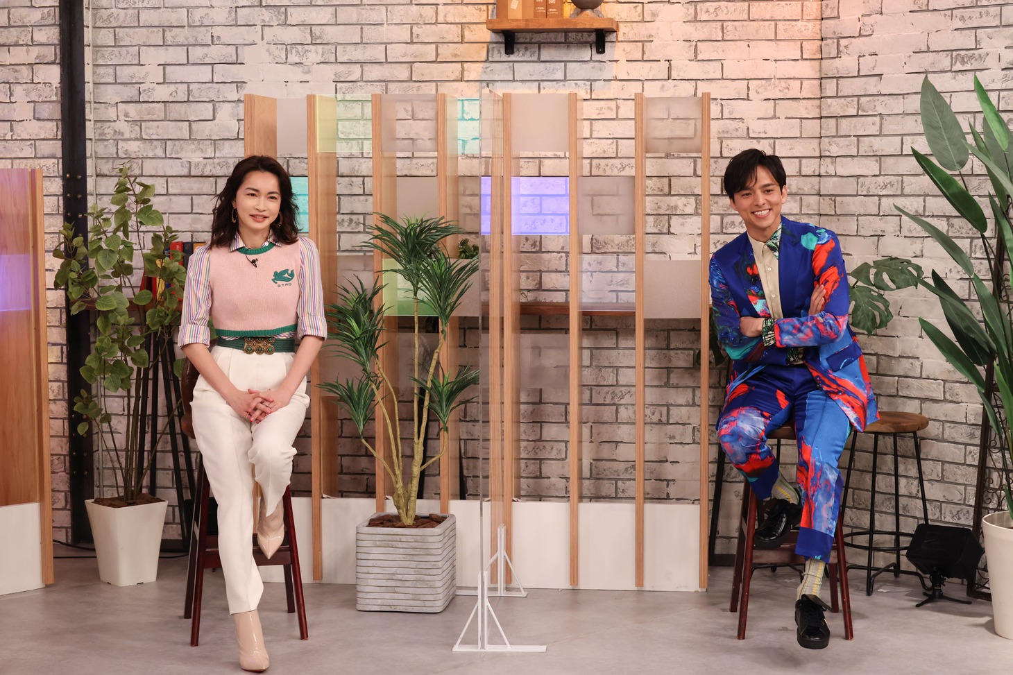 左から長谷川京子、満島真之介。