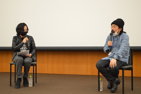 左からМCを務めた中本真生、山下敦弘。