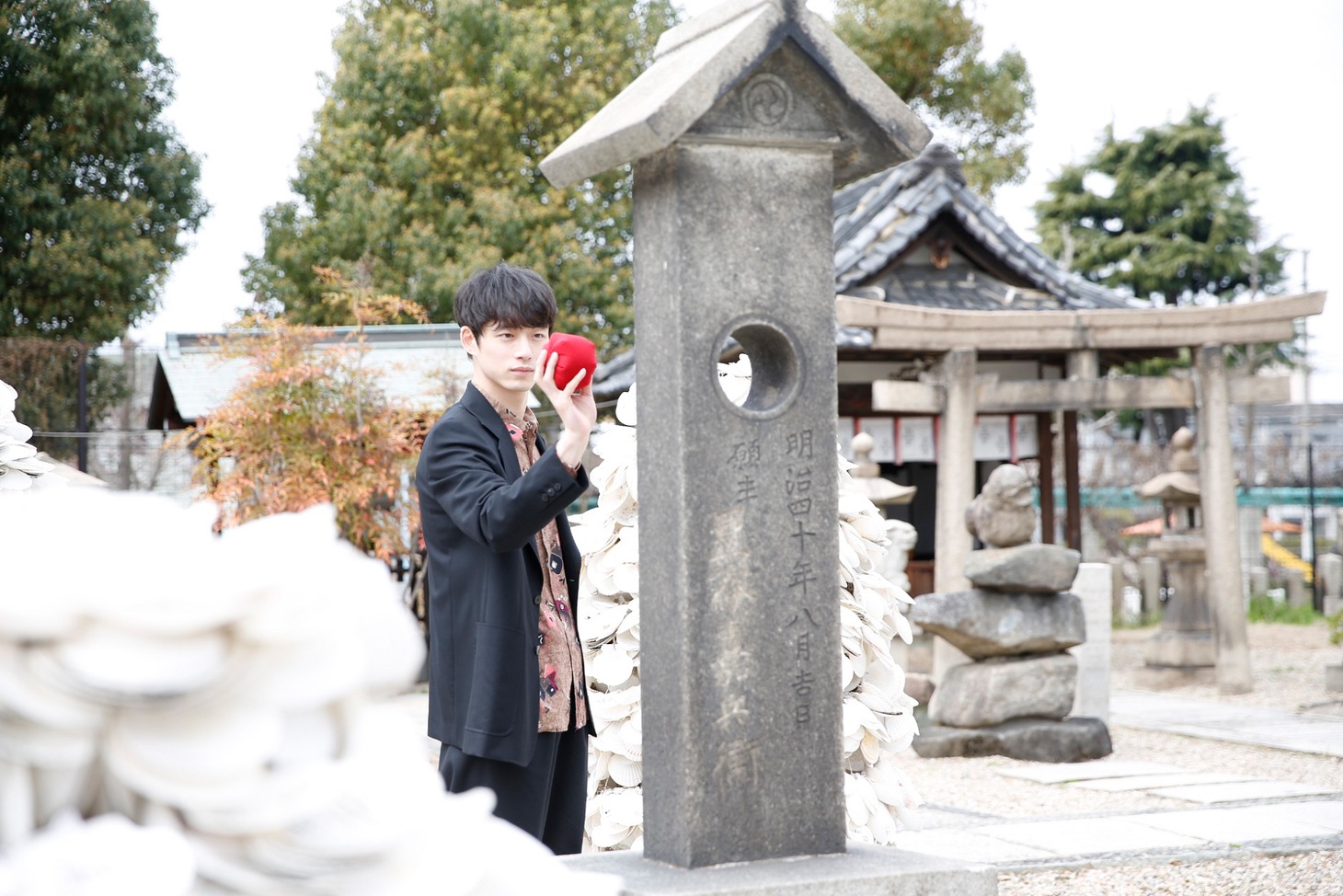 大阪・姫嶋神社で祈祷を行う坂口健太郎。