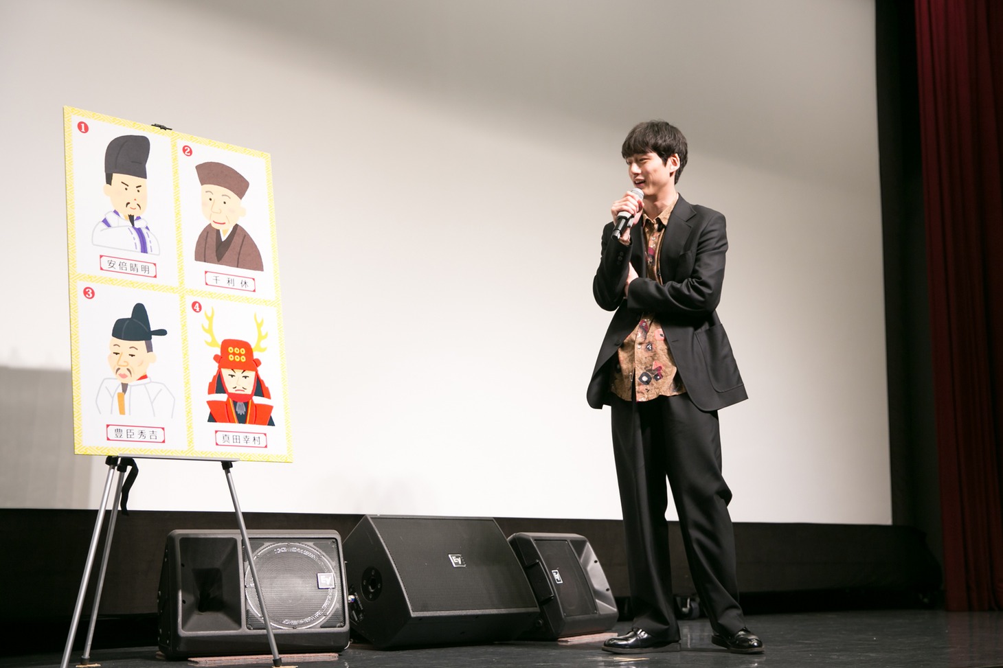 「大阪ゆかりの偉人のうち、誰と話したいか？」という質問に頭を悩ませる坂口健太郎。