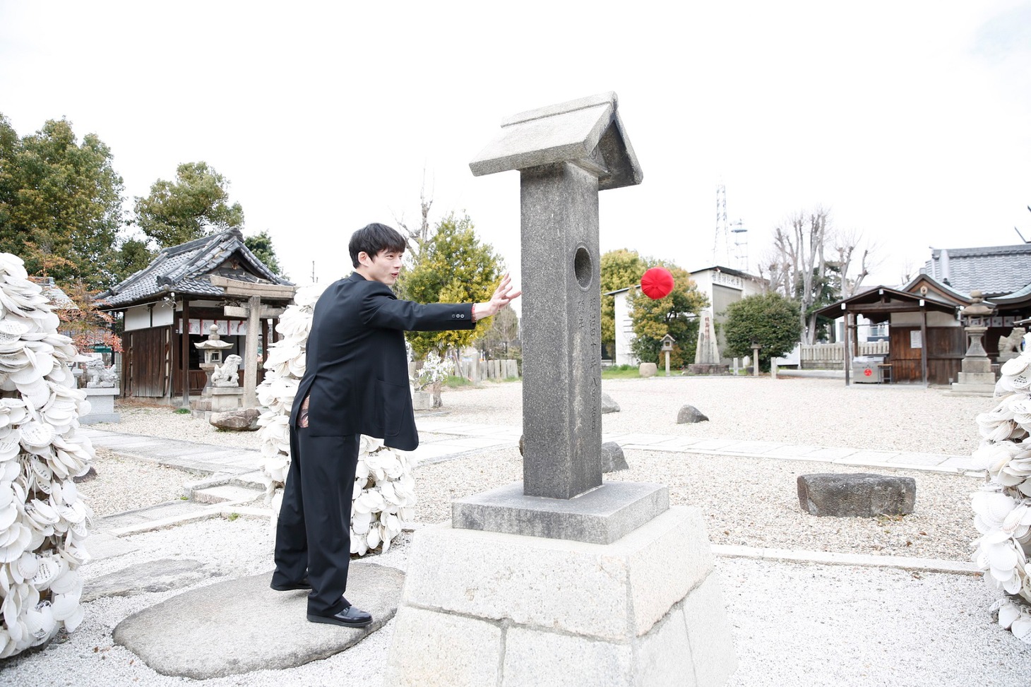 大阪・姫嶋神社で祈祷を行う坂口健太郎。