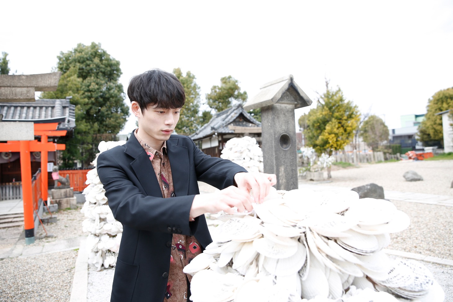 大阪・姫嶋神社を訪れた坂口健太郎。