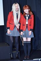 佐々木美玲（右）の首輪を引いて登場した長井短（左）。