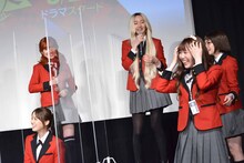 ルール違反を指摘され頭を抱える秋田汐梨（手前右）。