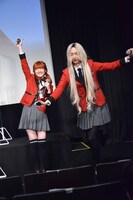 片足上げストップウォッチ対決に挑む長井短（右）と佐々木美玲（左）。