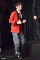 歩数計カウント対決に挑む佐野勇斗。