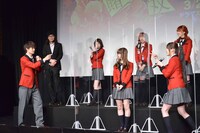 生田絵梨花（手前右）とのあっち向いてホイに敗れる佐野勇斗（手前左）。