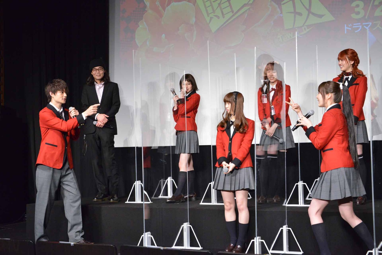 生田絵梨花（手前右）とのあっち向いてホイに敗れる佐野勇斗（手前左）。