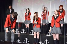 生田絵梨花（手前右）とのあっち向いてホイに敗れうなだれる佐野勇斗（手前左）。