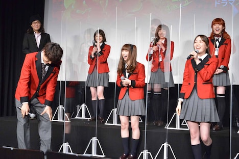 生田絵梨花（手前右）とのあっち向いてホイに敗れうなだれる佐野勇斗（手前左）。