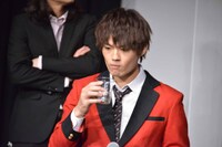 センブリ茶を飲んだ直後の佐野勇斗。