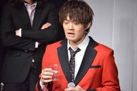 センブリ茶の苦みに顔をしかめる佐野勇斗。