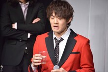 センブリ茶の苦みに顔をしかめる佐野勇斗。