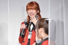 センブリ茶の苦みに顔をしかめる佐々木美玲。