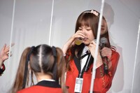 センブリ茶を飲んだ直後の秋田汐梨。