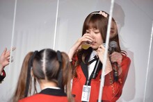 センブリ茶を飲んだ直後の秋田汐梨。