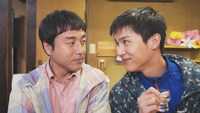 ドラマ「全っっっっっ然知らない街を歩いてみたものの」より、ムロツヨシ演じるセイノ（左）と、中川大志演じるナカタ（右）。