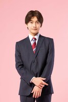 高橋文哉演じる秋葉亮。