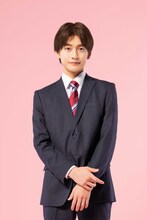 高橋文哉演じる秋葉亮。