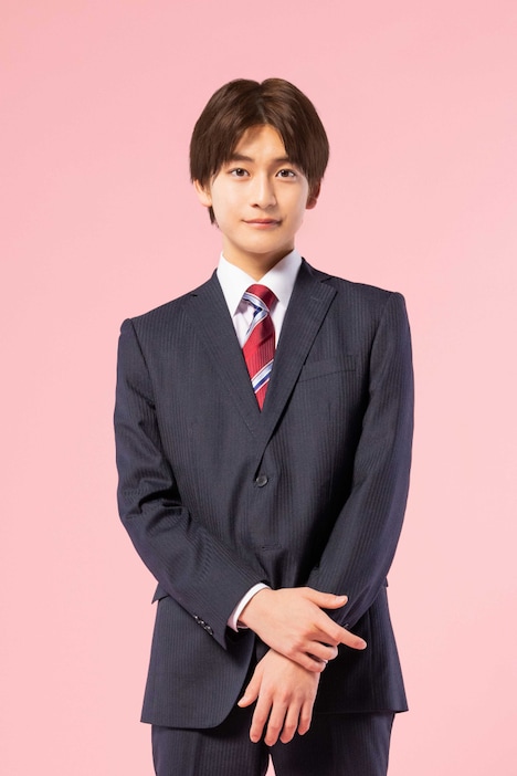 高橋文哉演じる秋葉亮。