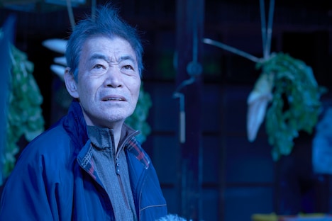 柄本明演じる老人。