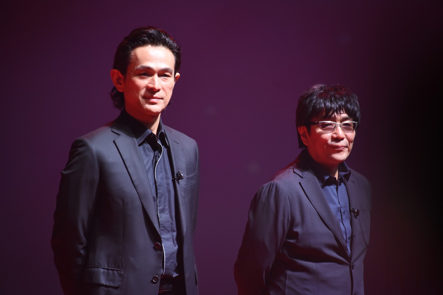 左から江口洋介、大友啓史。