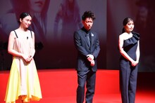 左から武井咲、佐藤健、有村架純。