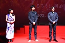 左から土屋太鳳、青木崇高、新田真剣佑。