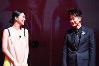 左から武井咲、佐藤健。