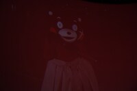 スクリーンに映されたくまモン。