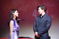 左から土屋太鳳と新田真剣佑。