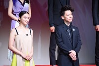 左から武井咲、佐藤健。