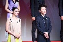 左から武井咲、佐藤健。
