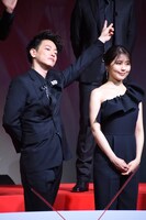 有村架純（右）の上でピースする佐藤健（左）。