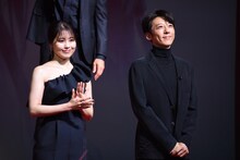 左から有村架純、高橋一生。
