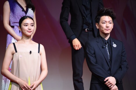 左から武井咲、佐藤健。