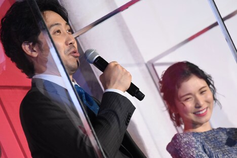 左から大泉洋、松岡茉優。