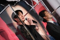 左から宮沢氷魚、大泉洋。