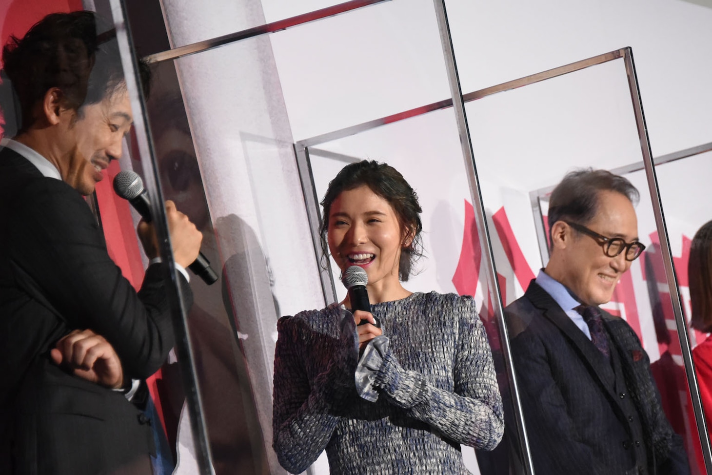 大泉洋（左）をモーニング娘。のライブに誘う松岡茉優（中央）。