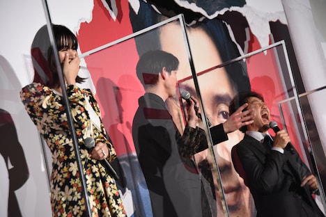 宮沢氷魚(中央)の話に笑う登壇者たち。