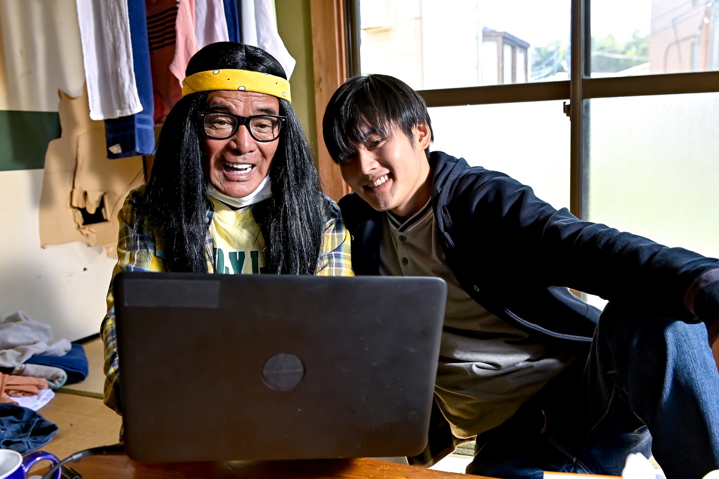 「あなたもきっと騙される」より、松崎しげる（左）と松谷優輝（右）。