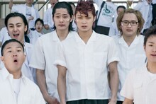 磯村勇斗演じるアッくん（中央）。