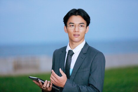 「グレーゾーン」より、黒条奏斗演じる慎司。