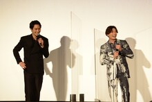左から鈴木伸之、新田真剣佑。