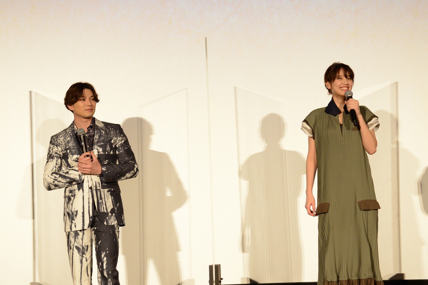 左から新田真剣佑、山崎紘菜。