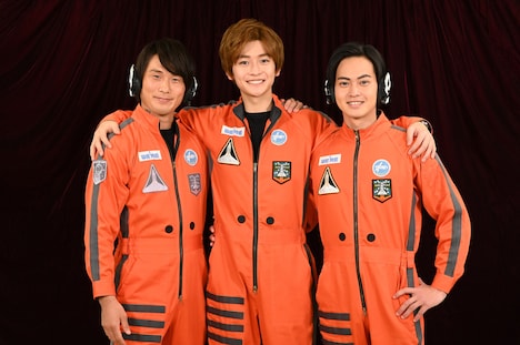 飛電或人役の高橋文哉（中央）。