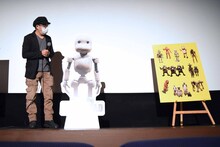 「JUNK HEAD」のキャラクターたちを見る堀貴秀。