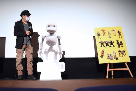 「JUNK HEAD」のキャラクターたちを見る堀貴秀。