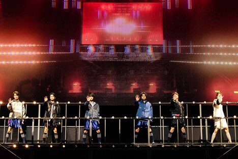 オープニングで「FAKE MOTION」を歌唱するメンバー。