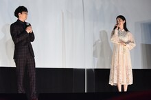 左から前原滉、橋本マナミ。